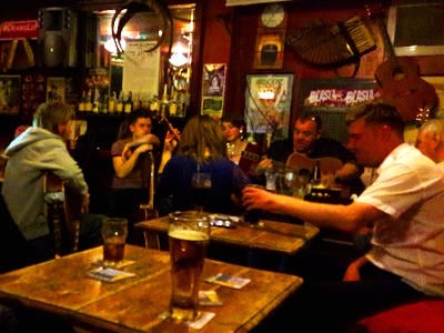 Irland und Nordirland - Musiksession in Maddens Pub in Belfast