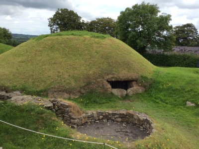 Irlands historische Ostküste: vor 3000 Jahren entstanden diese Zeugnisse einer uralten Kultur in Knowth, Newgrange und Dowth.