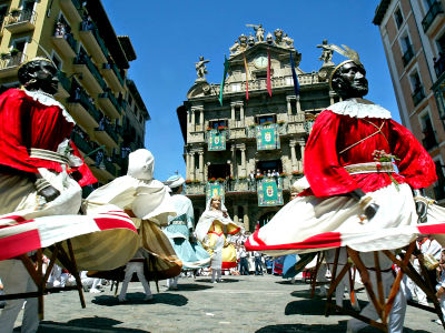 Die Giganten tanzen in Iruñea (Pamplona)